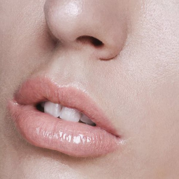 Madara Блеск для губ глянцевый 'Тон #74 Нюд Коралл', органический, для объема и эффекта увлажненных губ 4 мл